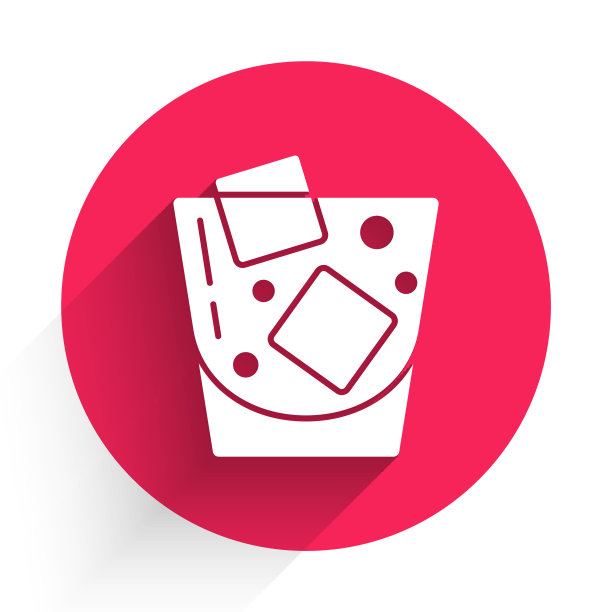 白色的玻璃杯里威士忌与冰块图标隔离出长长的影子。红色圆圈按钮。向量图片下载