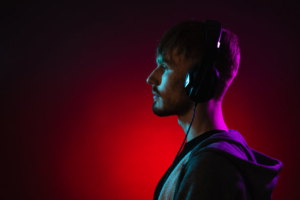 霓虹灯下戴着耳机的男人的肖像图片下载
