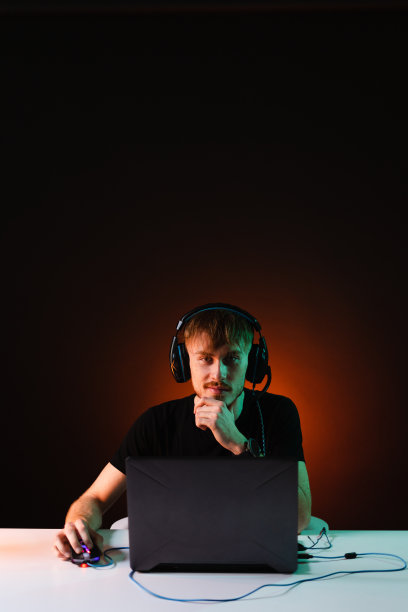 玩家在霓虹灯背景下戴着耳机玩游戏图片下载