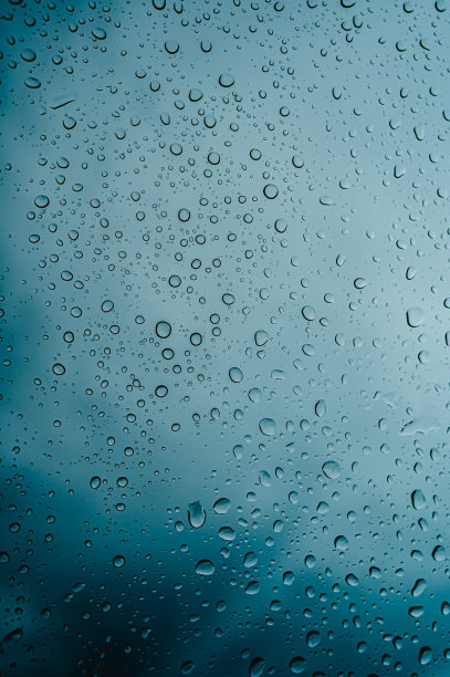 雨天滴水图片下载