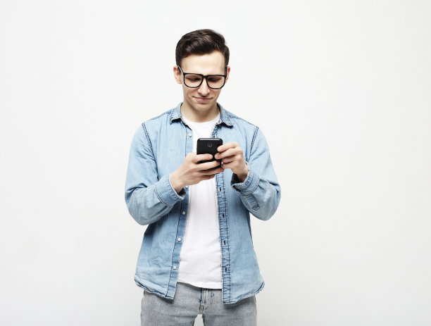 快乐的年轻人戴着眼镜在白底上打字图片下载