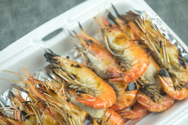 美味的烤和烧虾服务在盒子图片下载
