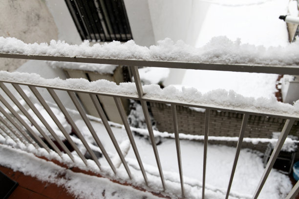 阳台栏杆上覆盖着冰雪图片下载