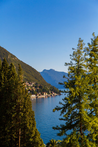 2019年9月20日，意大利科莫湖，瓦伦纳。瓦伦纳，科摩湖上的一个小镇。意大利的湖畔景色图片下载