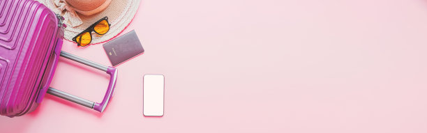粉色背景的夏季旅行配件，空白屏幕的智能手机。网络横幅的尺寸。图片下载