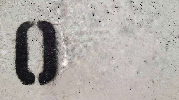 0号在混凝土背景上。图片下载