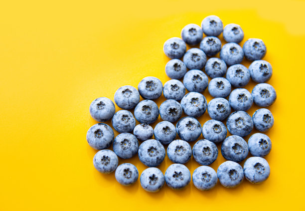 由蓝莓制成的心形符号图片下载