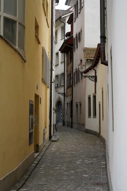 瑞士卢塞恩老城的狭窄街道。老房子用于居住。图片下载