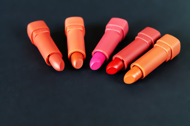 套不同色调的唇膏在背景化妆品图片下载