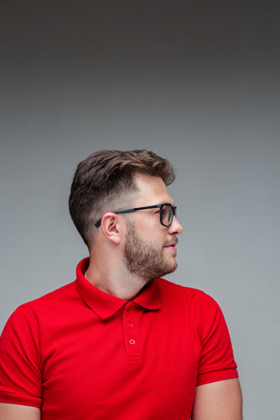 成功的年轻人商人戴眼镜，工作室简介肖像在灰色背景。眼镜矫正视力图片下载