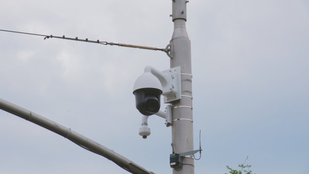高清晰度旋转公共监控闭路电视安全摄像头安装在城市灯柱表演区域视觉扫描图片下载
