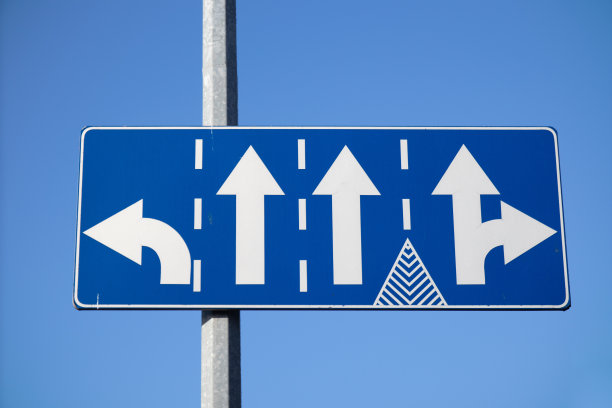 蓝色路标，四车道，左转，直走或右转。蓝色背景上的白色箭头。选择的概念图片下载