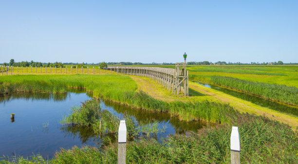 这是联合国教科文组织保护的古代港口的轮廓，夏天蔚蓝的天空下，这座岛屿被填海造地的新土地吞噬图片下载