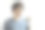 一个亚洲人站在家里的窗户边喝水。图片下载