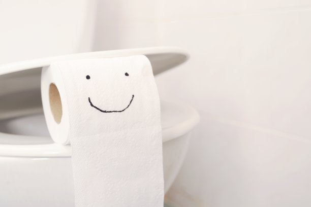 在浴室的卫生纸上画画图片下载