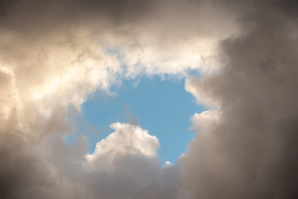 蓝天背后暗风暴云的背景纹理，雷暴图片下载