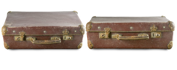 两个老式的棕色皮箱，单独放在白色背景上图片下载