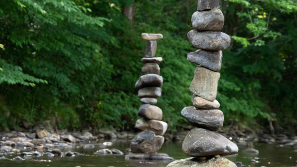 粗糙的石头凯恩斯傲然屹立在浅水区图片下载