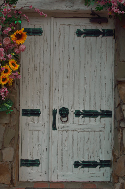 古老的白色木门上装饰着鲜花图片下载