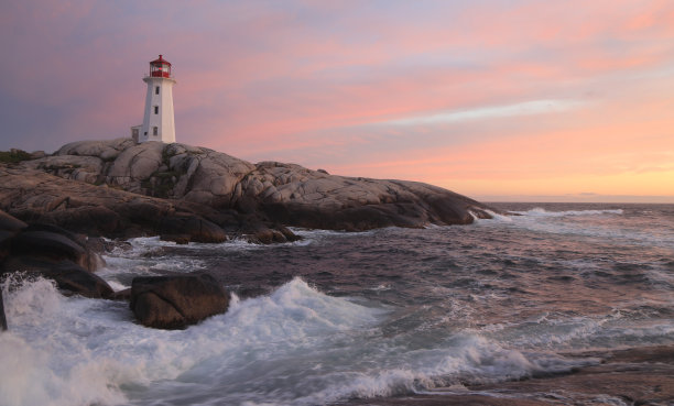日落时的佩吉湾灯塔，加拿大新斯科舍省图片下载