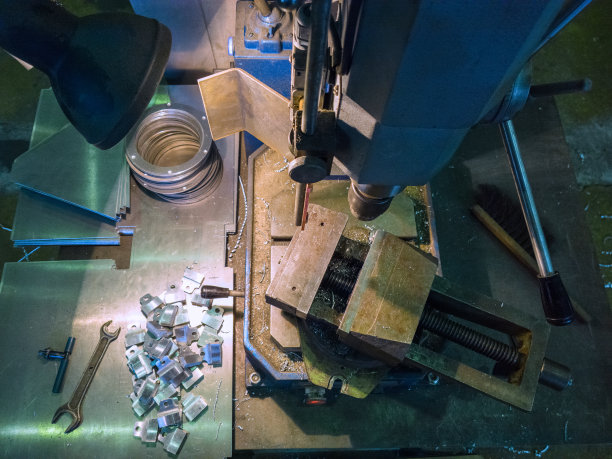 打孔锁匠工作场所用破旧肮脏的立式钻床图片下载