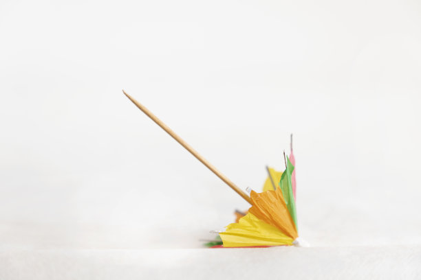 彩色秋天伞与白色背景图片下载