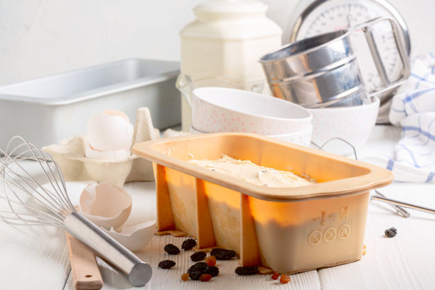 在硅胶模具中的蛋糕面团。图片下载