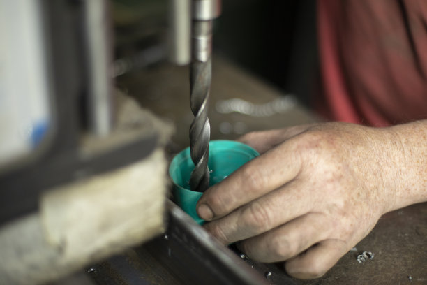 冷却钻床上的钻头。在金属车间用钻头工作。图片下载