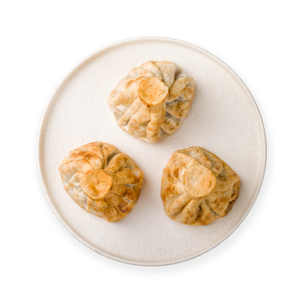 油炸格鲁吉亚khinkali与肉在白色盘子顶部视图孤立在白色背景图片下载