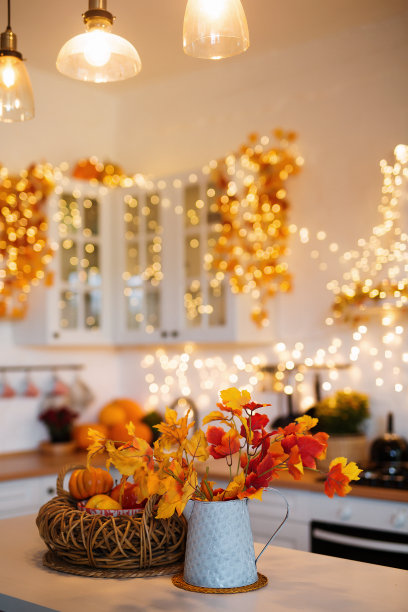 秋天的厨房室内。红色和黄色的叶子和花在花瓶和南瓜的浅色背景图片下载