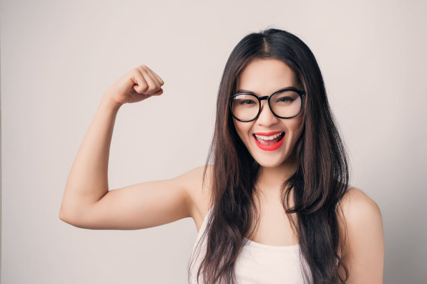 年轻美丽的亚洲女人微笑的脸戴眼镜。图片下载