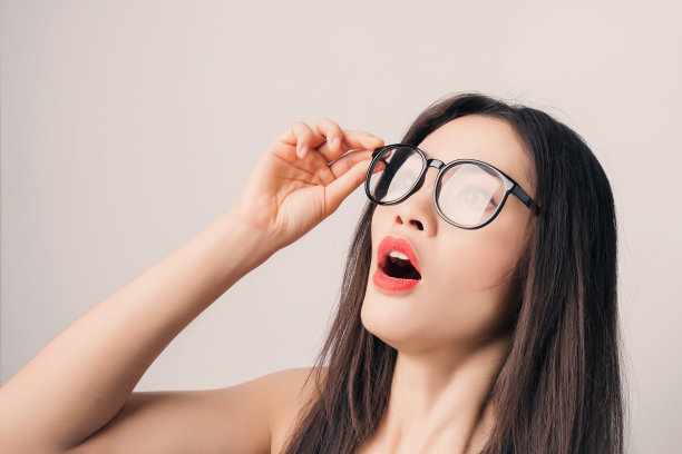 年轻美丽的亚洲女人微笑的脸戴眼镜。图片下载