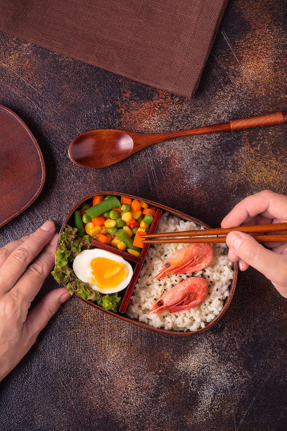 木制日本便当盒的健康午餐图片下载