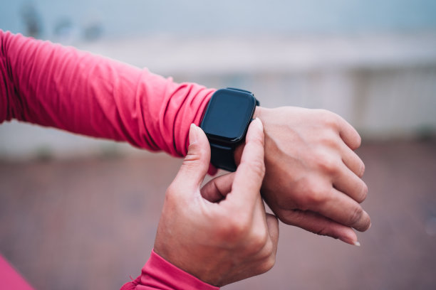 运动女人在看慢跑后的时间。图片下载