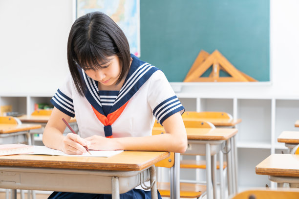 亚洲女学生在教室里学习，穿着校服，图片下载