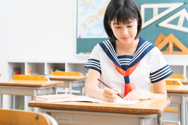 亚洲女学生在教室里学习，穿着校服，图片下载