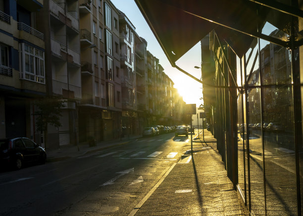 日落的阳光洒在大街上图片下载