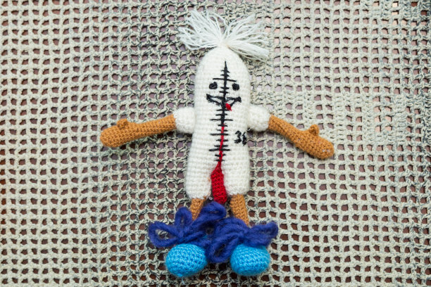 二十世纪早期的爱好。毛线温度计玩具的孩子。可爱的钩针。复古的主题。针织的背景。图片下载