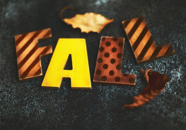 秋天的背景与秋天的信件和树叶图片下载