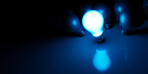 一个灯泡，比喻更伟大的想法和创造力图片下载