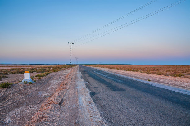 非洲突尼斯，撒哈拉沙漠，绍特埃尔杰里德盐沙漠的道路图片下载