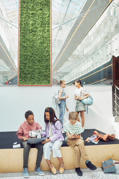 一群孩子在未来学校图片下载