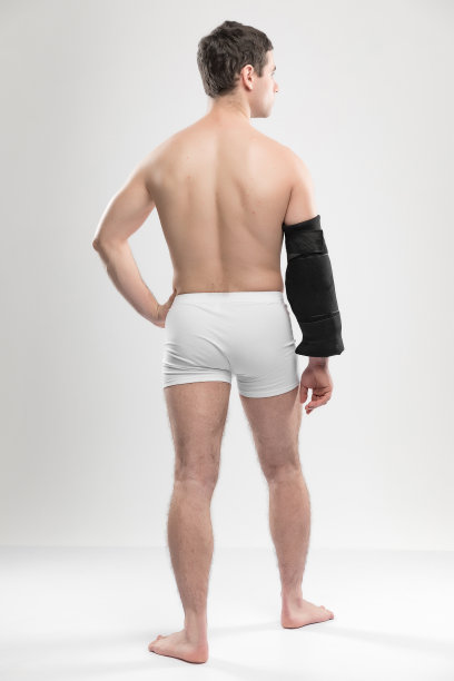 成年运动员的工作室肖像与可重复使用的受伤后冰袋与液体凝胶。康复和康复概念与复制空间图片下载