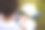 俯视一名男生在练习簿的空白纸上写字。一个小学年龄的孩子放学后在公园里做作业。学校用品躺在草地上图片下载