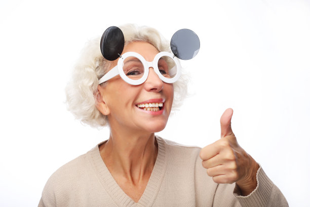 一位老妇人竖起大拇指，看着摄像机图片下载