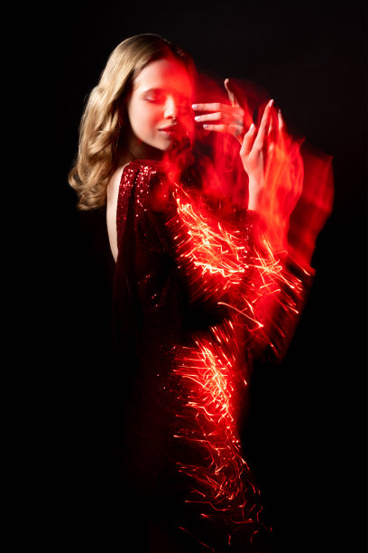 庆祝生日跳舞的女人节日气氛图片下载