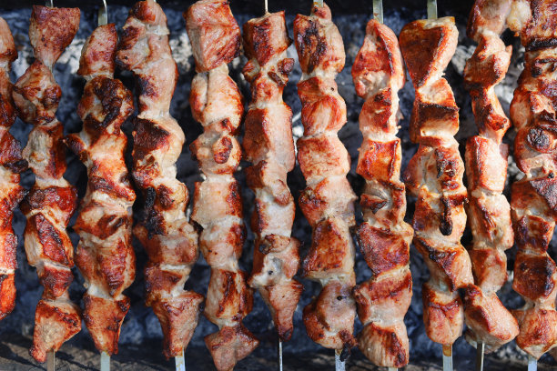 在烤架上煎猪肉的过程。与烤肉串。有选择性的重点。图片下载