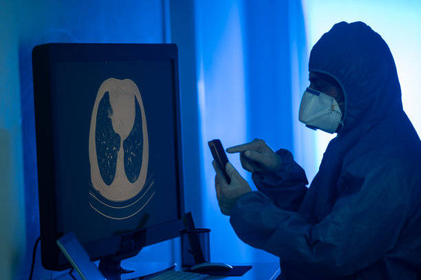 放射科医生在放射科诊所检查患者的胸部CT图像图片下载