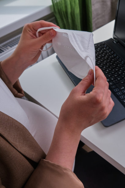 在怀孕期间使用笔记本电脑和医用口罩n95图片下载