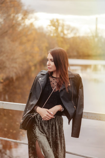 可爱的年轻女子的肖像在休闲服装在秋天图片下载